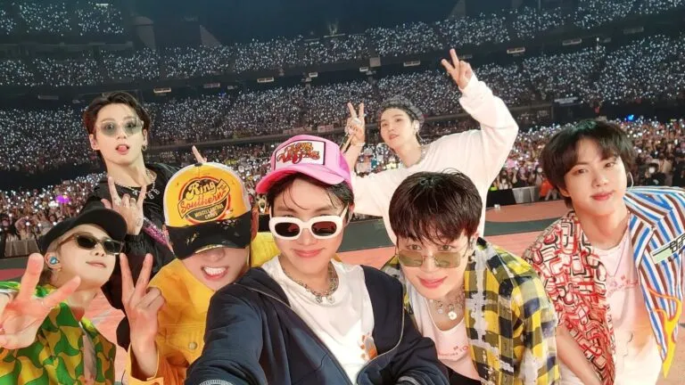 Seguidores de BTS expresan inconformidad por la falta de precios claros en la venta de boletos anunciada por Ticketmaster.