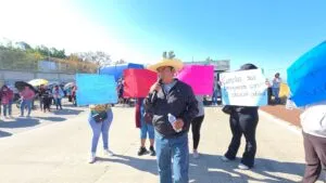 Huazulco bloquea autopista Siglo XXI para exigir reconstrucción de escuela dañada por sismo