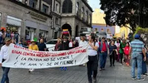 Marchan en Cuernavaca para exigir la liberación de Nicolás Maduro y denunciar intervención de Estados Unidos en Venezuela.