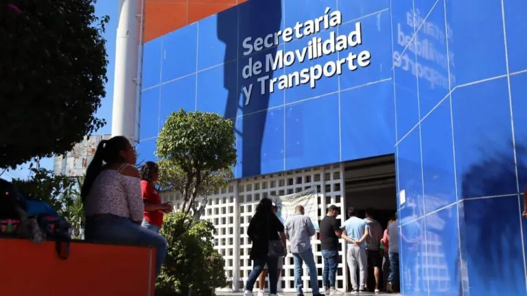 Personas realizan el refrendo vehicular en oficinas de Morelos para mantener vigente la tarjeta de circulación en 2026.