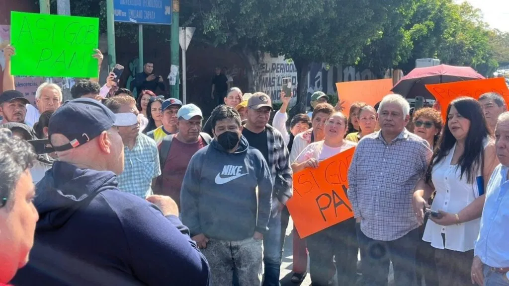 Pensionados del SAPAC bloquearon la avenida Morelos en Cuernavaca para exigir pago de pensión y aguinaldo pendientes.