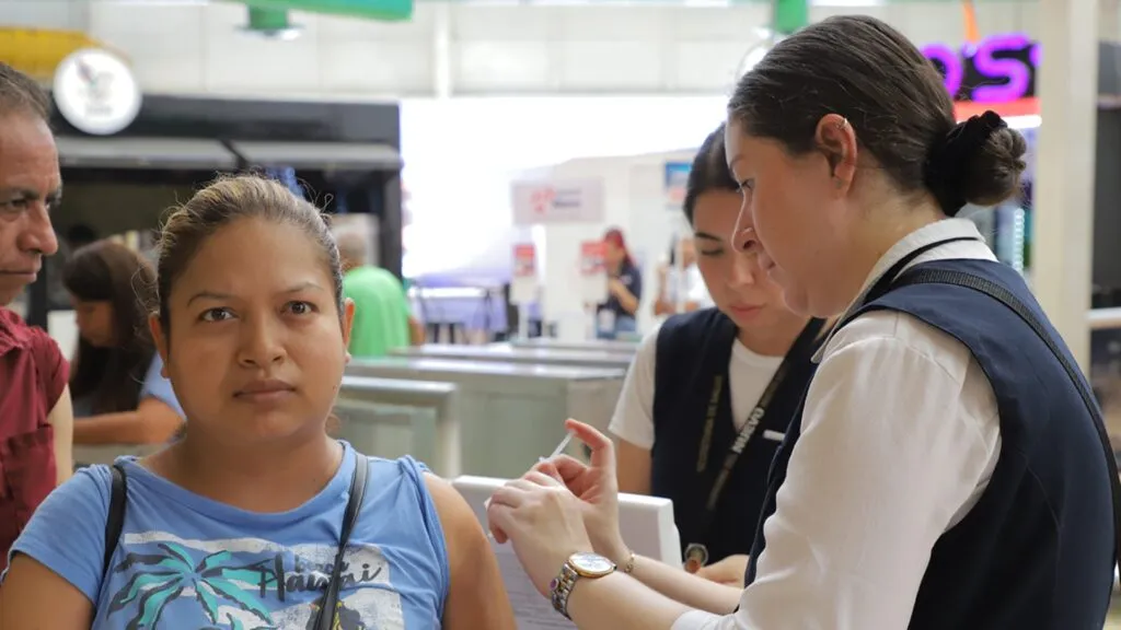 Personal médico aplica vacuna contra el sarampión como medida preventiva ante el aumento de casos en México.