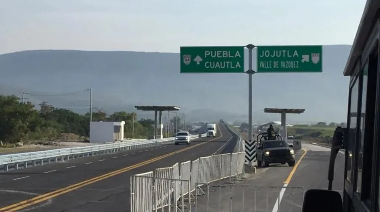 Ciclista entrena en carretera de Morelos tras alerta por secuestros en la autopista Siglo XXI