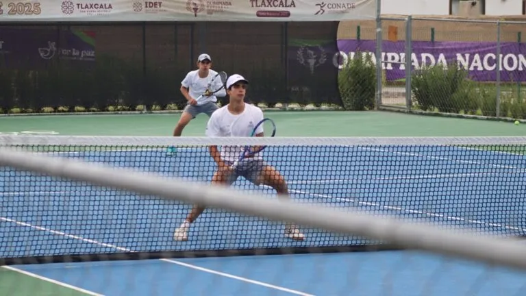 Atletas de tenis de Morelos entrenan rumbo al selectivo estatal para la Olimpiada Nacional Conade 2026.