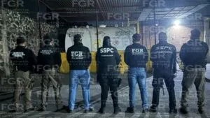 Autoridades federales aseguran huachicol durante cateo en Jiutepec, Morelos, como parte de acciones contra delitos de hidrocarburos.