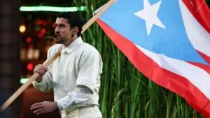 Bad Bunny en el Super Bowl durante una celebración latina con símbolos culturales y referencias a Puerto Rico