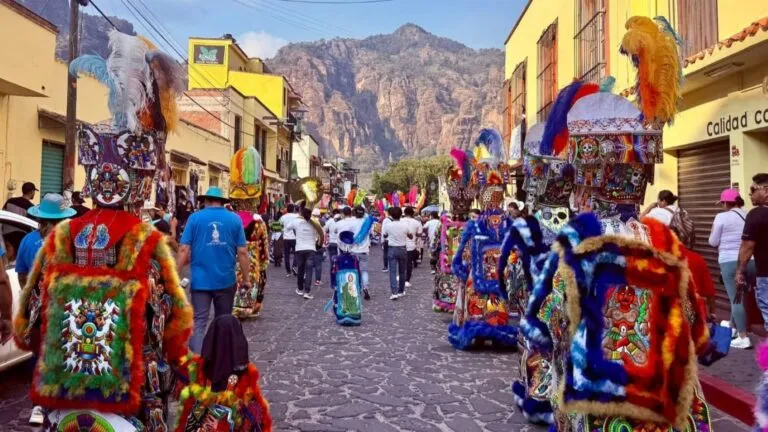 Comparsas de chinelos durante el carnaval de Tepoztlán con operativo de seguridad en Morelos