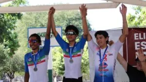 Competencia de ciclismo en Morelos con jóvenes atletas participando en pruebas de ruta y contra reloj