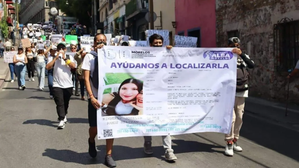 Estudiantes protestan en Cuernavaca por la desaparición de Kimberly Ramos frente al Palacio de Gobierno
