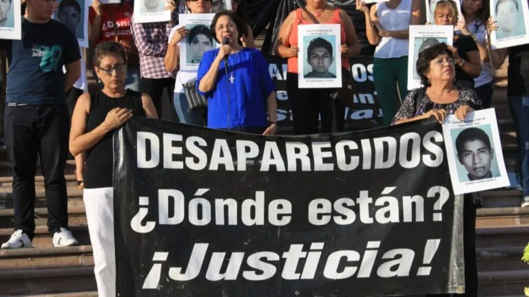 Madres buscadoras durante labores de búsqueda ante crisis de desapariciones y fosas clandestinas en México