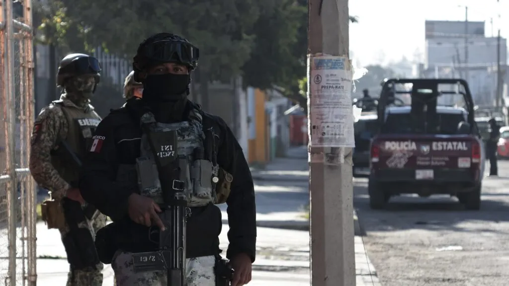 Escena acordonada tras ataque armado en Morelos con presencia de fuerzas estatales y federales investigando homicidios