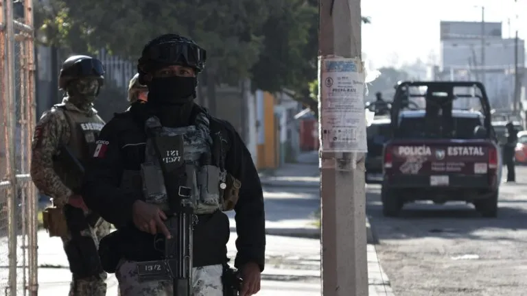 Escena acordonada tras ataque armado en Morelos con presencia de fuerzas estatales y federales investigando homicidios