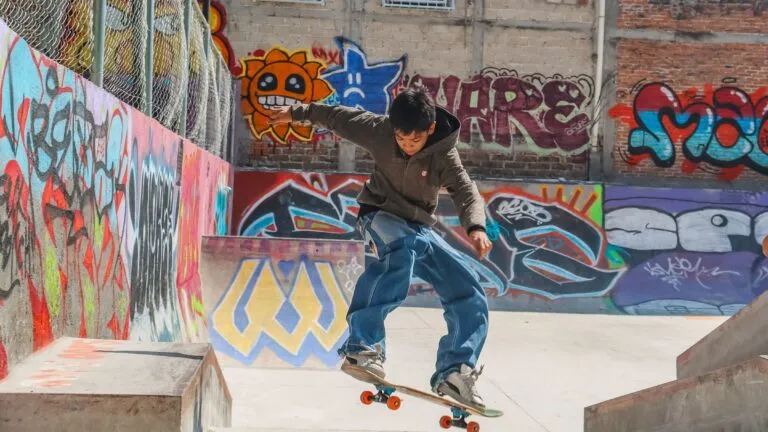 Patinador de Yautepec realiza truco en selectivo estatal de skateboard en Morelos