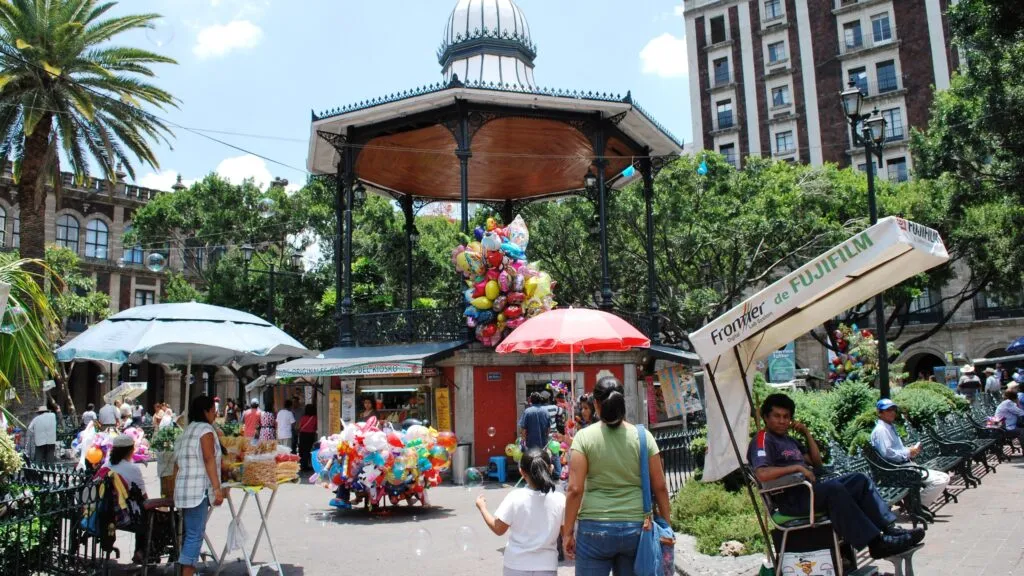 Personas bajo fuerte calor en Morelos con cielo despejado y altas temperaturas superiores a 35 grados