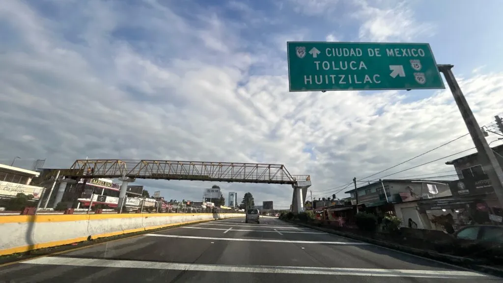 Motociclista cae tras chocar en la autopista México-Cuernavaca a la altura de Tres Marías