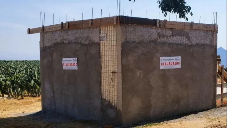 Inspectores de Profepa revisan obra clausurada en Morelos por falta de autorización ambiental dentro de un Área Natural Protegida.