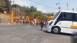 Estudiantes realizan bloqueo en la UAEM en Cuernavaca para exigir la aparición de Kimberly