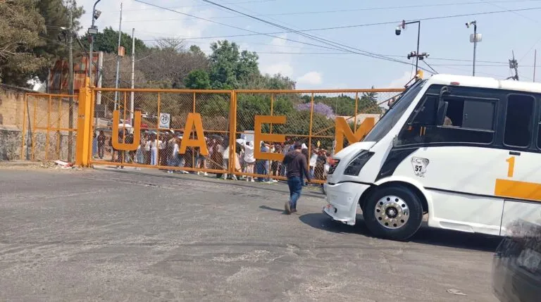 Estudiantes realizan bloqueo en la UAEM en Cuernavaca para exigir la aparición de Kimberly