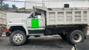 Transportistas bloquean el Congreso de Morelos para denunciar abusos de grúas y corralones