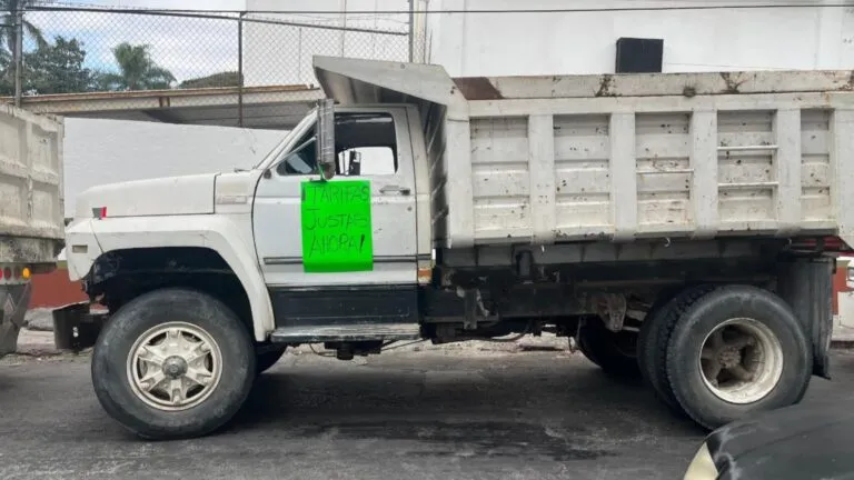 Transportistas bloquean el Congreso de Morelos para denunciar abusos de grúas y corralones