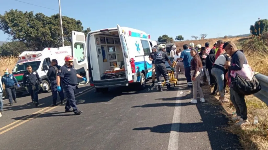 Cuerpos de emergencia atienden volcadura de autobús en la Curva del Diablo en Morelos