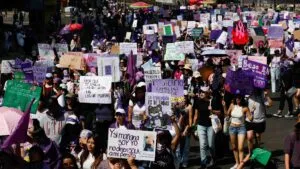 Multitud de mujeres marchando durante el 8M en Ciudad de México para denunciar feminicidios y violencia de género.