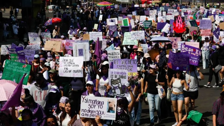 Multitud de mujeres marchando durante el 8M en Ciudad de México para denunciar feminicidios y violencia de género.