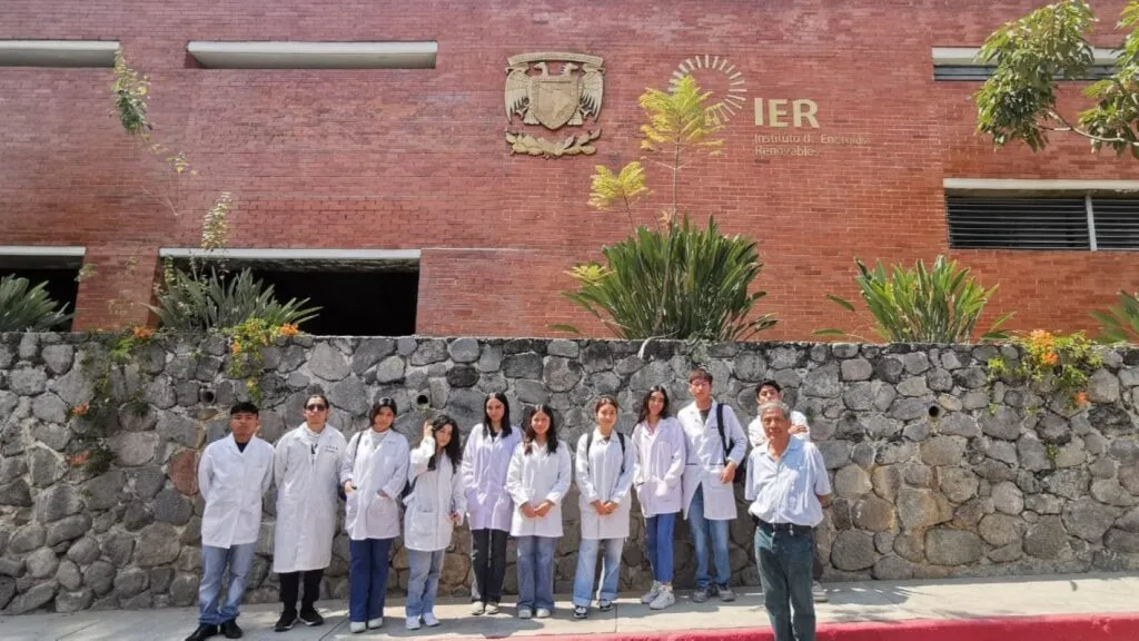 Alumnos de la UTEZ durante visita académica al Instituto de Energías Renovables de la UNAM para conocer investigación en nanotecnología