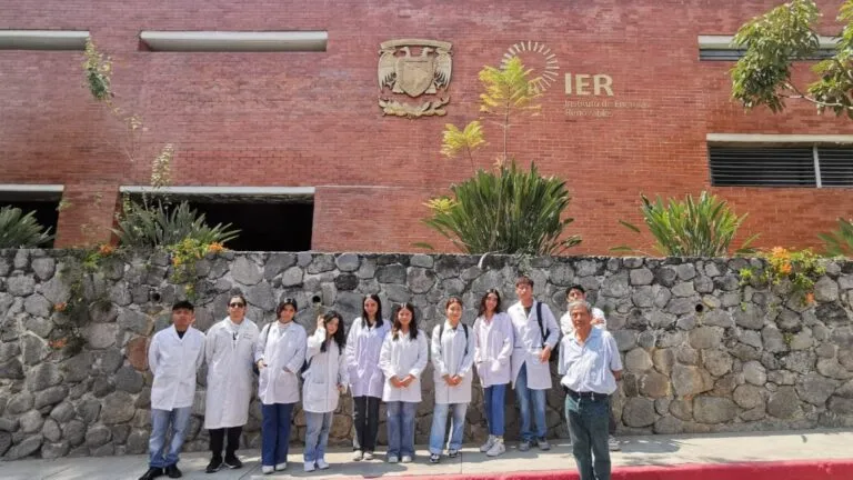 Alumnos de la UTEZ durante visita académica al Instituto de Energías Renovables de la UNAM para conocer investigación en nanotecnología