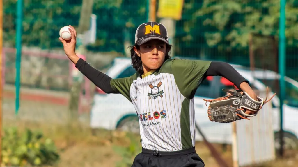 béisbol en Morelos con joven jugador entrenando rumbo a torneo regional y Olimpiada Nacional Conade