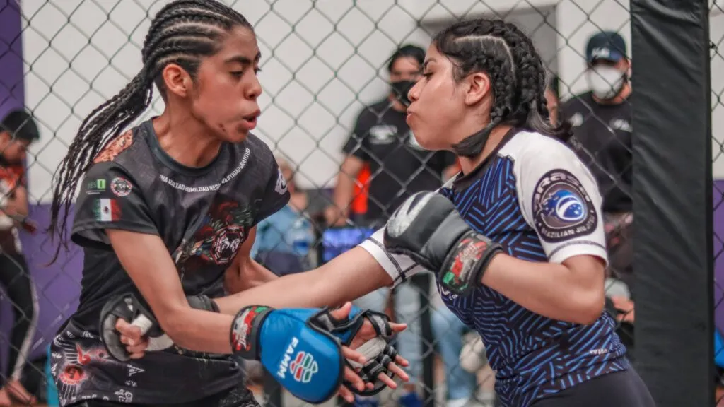 Competidores participan en torneo estatal de kickboxing en unidad deportiva de Morelos