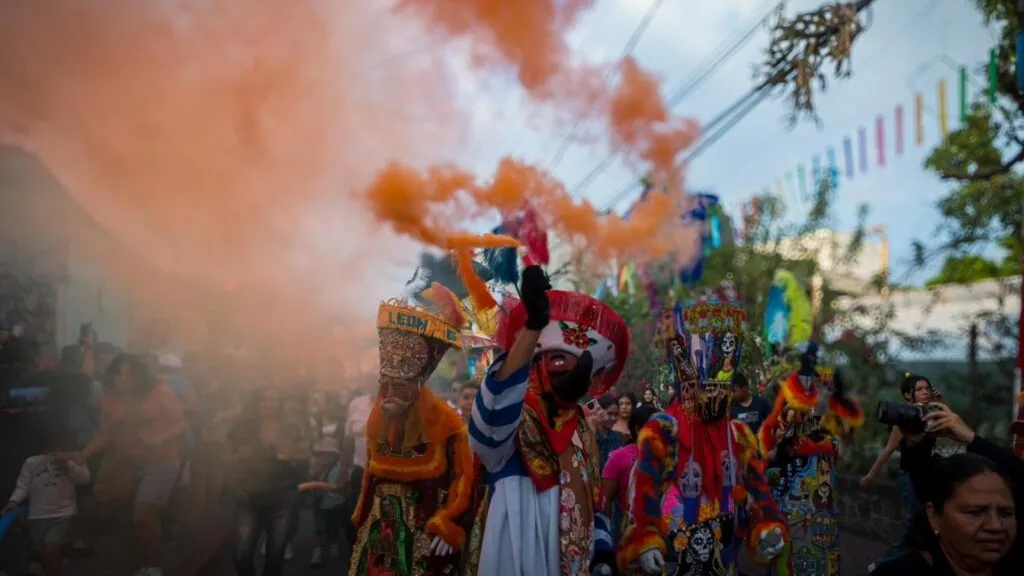 Carnaval de Xochitepec en Morelos con chinelos bailando en calles durante celebración cultural y turística