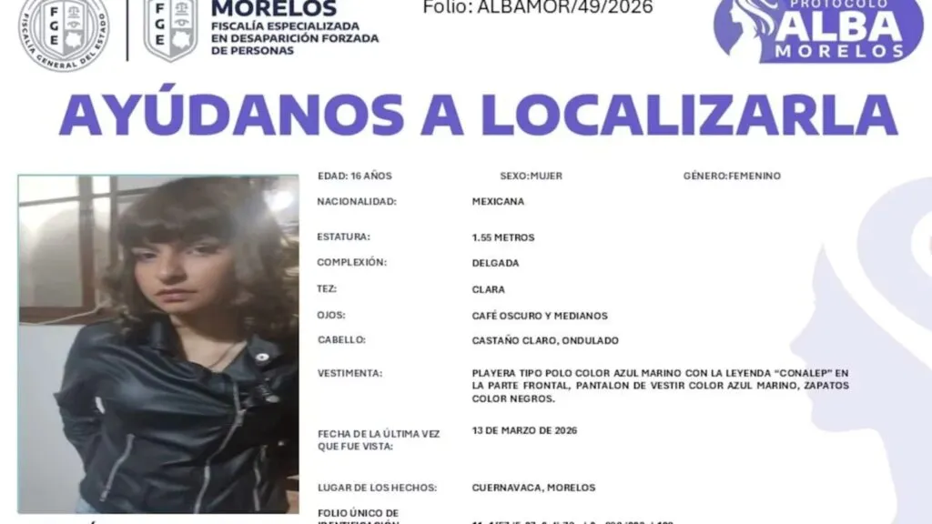 carteles de búsqueda relacionados con desapariciones de estudiantes en Morelos colocados en calles de Cuernavaca