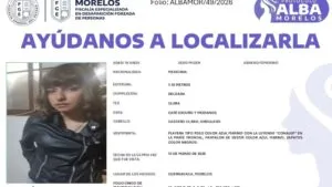 carteles de búsqueda relacionados con desapariciones de estudiantes en Morelos colocados en calles de Cuernavaca