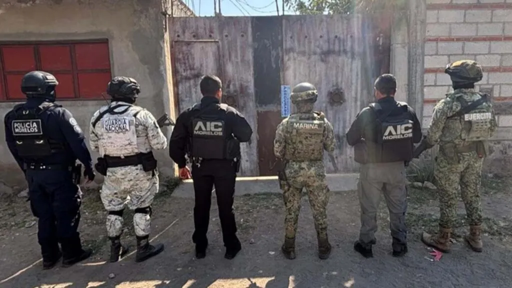 Cateo en Tlaltizapán donde autoridades aseguraron armas y presuntas dosis de cristal en una vivienda de Ticumán en Morelos