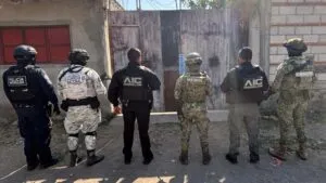 Cateo en Tlaltizapán donde autoridades aseguraron armas y presuntas dosis de cristal en una vivienda de Ticumán en Morelos
