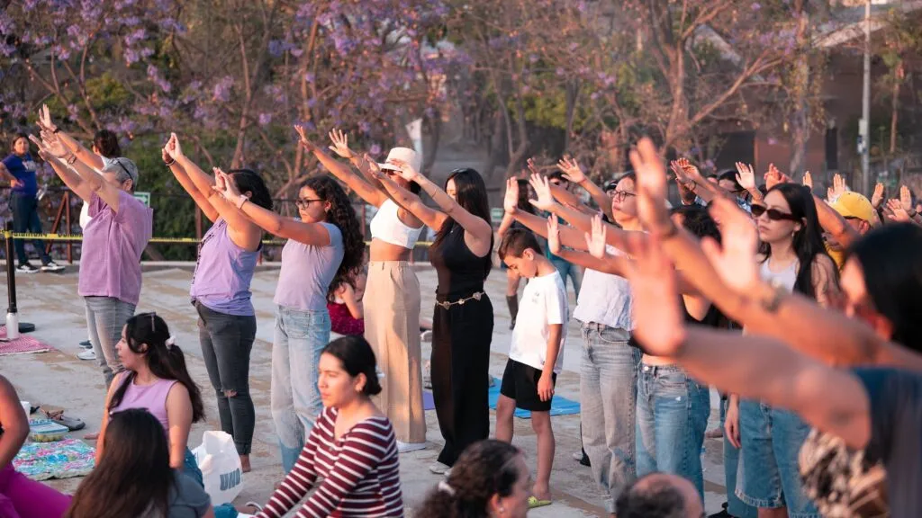 Personas reunidas en las escalinatas del Centro Cultural Teopanzolco durante una actividad cultural con música y arte comunitario.