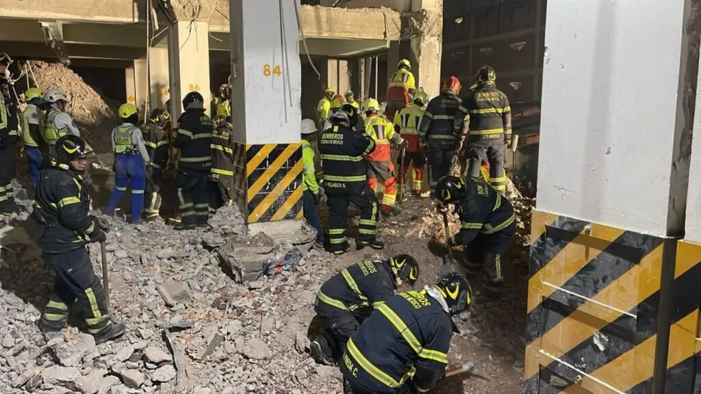Equipos de emergencia trabajan entre escombros tras el colapso de edificio en el centro de Ciudad de México.