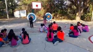 Alumnas entrenan tiro con arco en Internado Palmira como parte del nuevo programa deportivo municipal