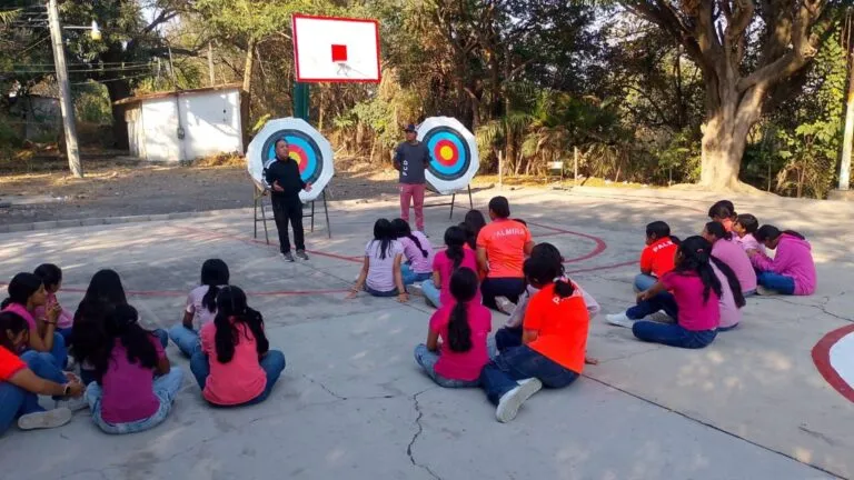 Alumnas entrenan tiro con arco en Internado Palmira como parte del nuevo programa deportivo municipal
