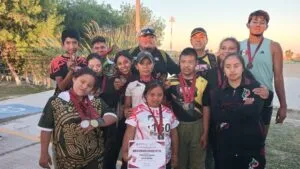 deportistas con discapacidad de Morelos participando en pruebas de atletismo durante competencia nacional con medallas