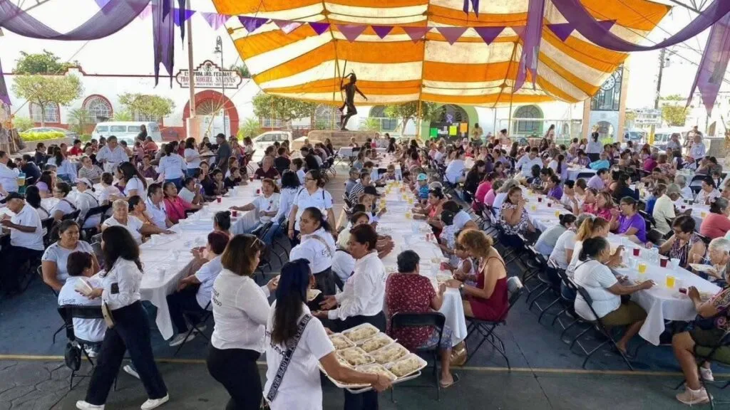 Intoxicación masiva en Tlaquiltenango durante desayuno del Día de la Mujer que dejó más de 100 personas afectadas.