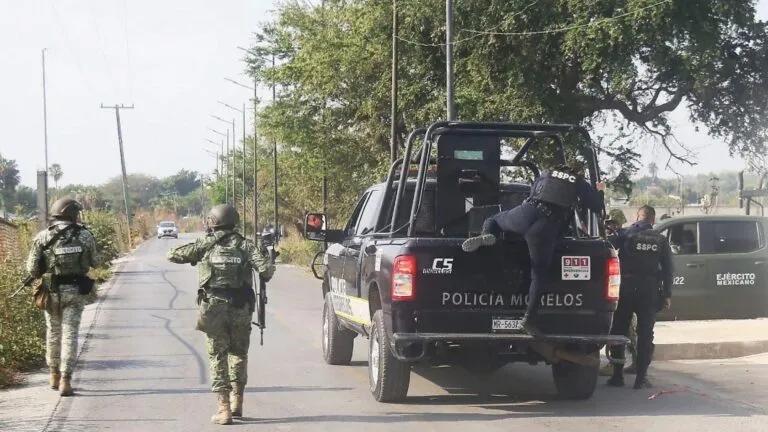 Autoridades investigan el hallazgo de una mujer asesinada en un camino cercano a campos de cultivo en Zacatepec, Morelos.