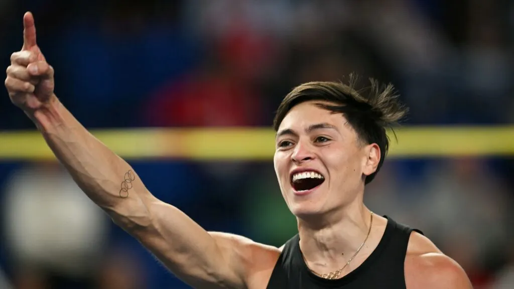 ALT: Erick Portillo compitiendo en salto de altura durante Mundial de atletismo en pista cubierta donde ganó medalla de plata