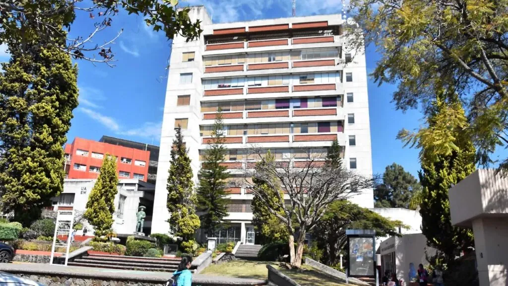 Plan de Seguridad Universitaria en Morelos con estudiantes de la UAEM manifestándose en campus por seguridad y autonomía