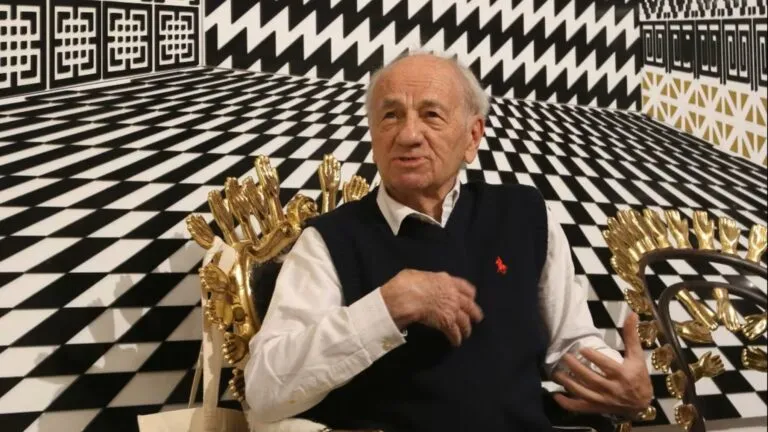 Escultura Mano Silla de Pedro Friedeberg, pieza emblemática del arte contemporáneo en México