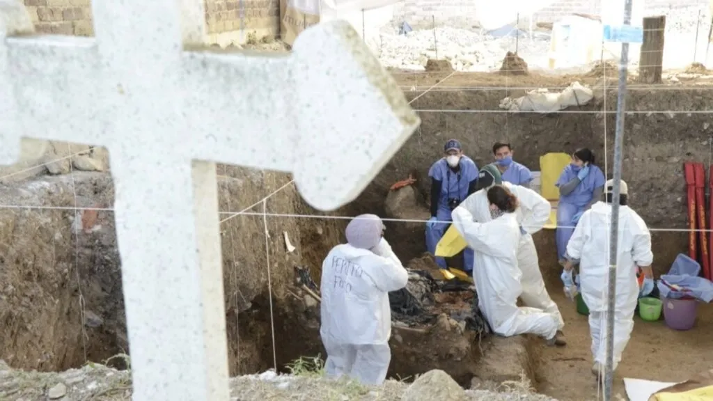 trabajos periciales en fosa común de Jojutla Morelos durante intervención de autoridades y colectivos de búsqueda
