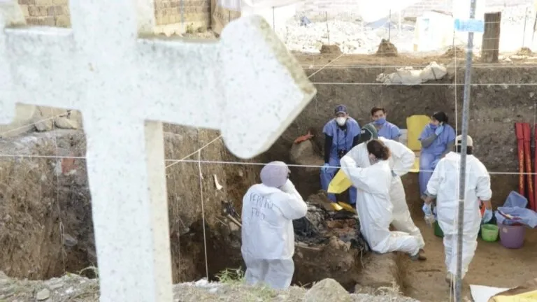 trabajos periciales en fosa común de Jojutla Morelos durante intervención de autoridades y colectivos de búsqueda