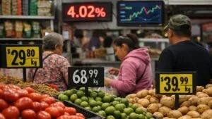 Aumento de la inflación en México durante febrero reflejado en el encarecimiento de alimentos y productos básicos según datos del Inegi.
