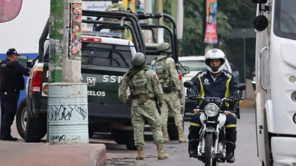 asesinatos en Morelos con presencia policial en zona acordonada tras ataque armado en carretera y zonas urbanas